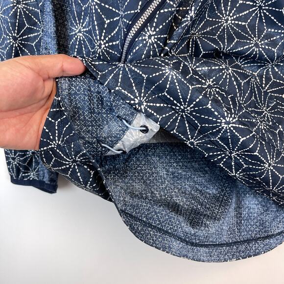 Lululemon Size 2 Blue Printed 1/2 Zip Windbreaker Hooded Jacket - Picture 3 of 14